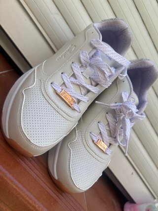 Zapatillas Skechers Beige y Blancas