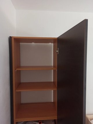 Armario de madera marrón