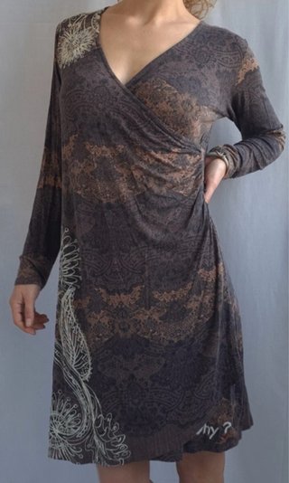 Vestido cruzado Desigual marrón estampado