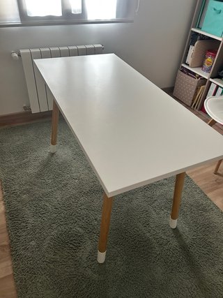 Mesa de estudio blanca y madera