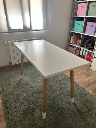 Mesa de estudio blanca y madera