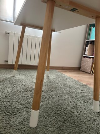 Mesa de estudio blanca y madera