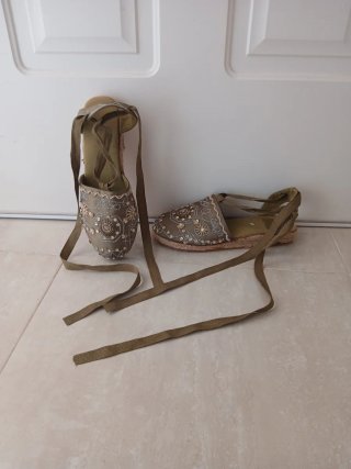 Sandalias planas con cordones y pedrería