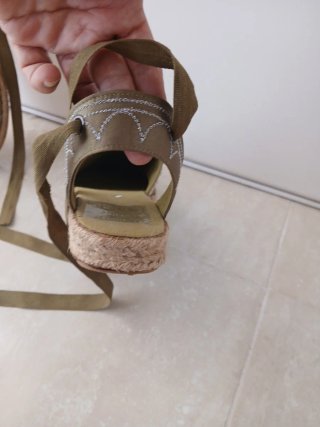 Sandalias planas con cordones y pedrería