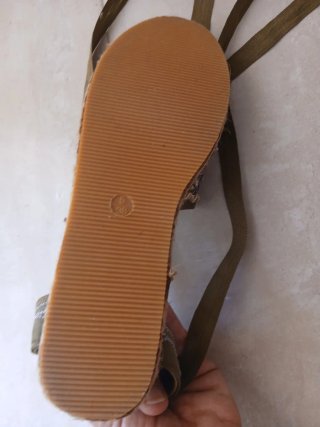 Sandalias planas con cordones y pedrería