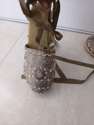 Sandalias planas con cordones y pedrería