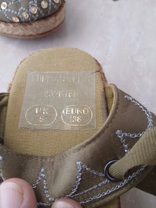 Sandalias planas con cordones y pedrería