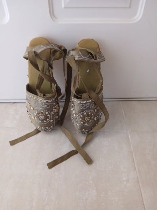Sandalias planas con cordones y pedrería