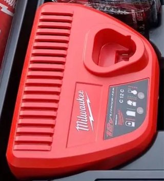 Caricabatterie Milwaukee M12