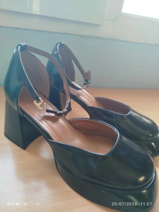 Zapatos de salón negros con plataforma