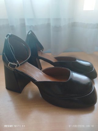 Zapatos de salón negros con plataforma