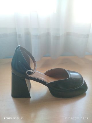 Zapatos de salón negros con plataforma