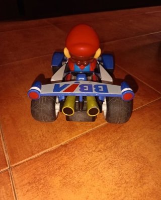 Coche Mario Kart con pequeños desperfectos
