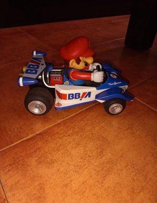 Coche Mario Kart con pequeños desperfectos