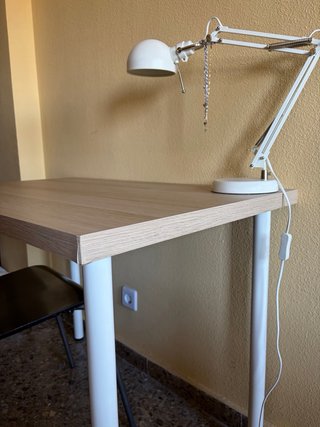 Lámpara de escritorio Ikea blanca y plateada