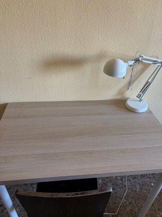 Lámpara de escritorio Ikea blanca y plateada