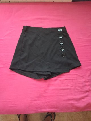 Falda pantalón negra con botones