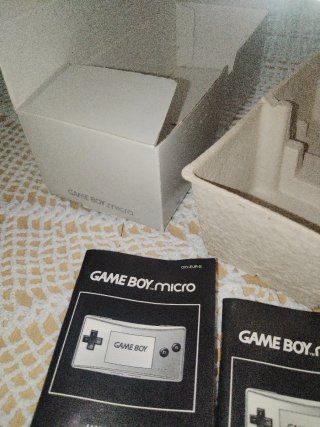 Nintendo Game Boy Micro Plata, manuales y caja