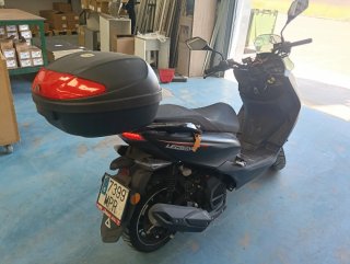 MITT Scooter Negro con Baúl