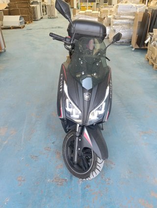 MITT Scooter Negro con Baúl