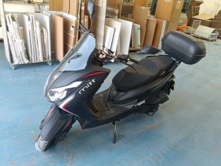 MITT Scooter Negro con Baúl
