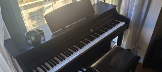 Piano digitale con banco e cuffie
