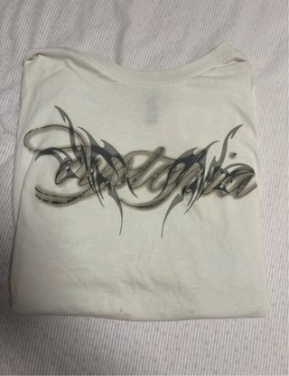 Camiseta blanca con estampado tribal
