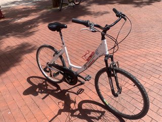 Bicicleta híbrida urbana cuadro bajo