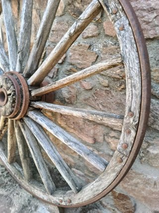 Rueda de Carro Antigua Madera y Hierro