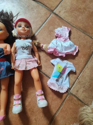 Lote de muñecas y ropa