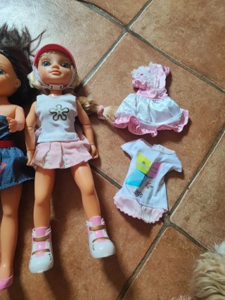 Lote de muñecas y ropa