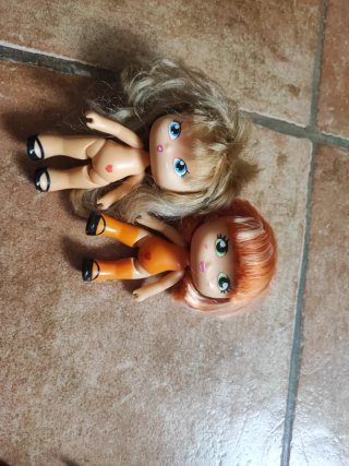Lote de muñecas y ropa