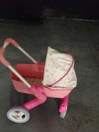 Carrito de muñecas rosa