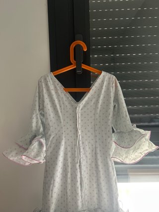 Traje de flamenca turquesa con lunares morados