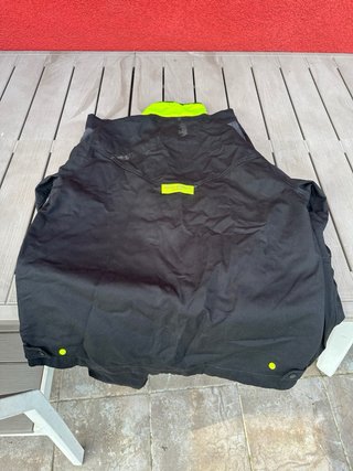 Ropa de trabajo Helly Hansen grises y negros