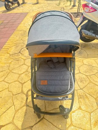 Cochecito de paseo gris con detalles marrones 3en1