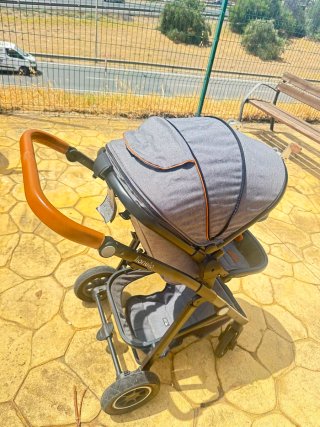 Cochecito de paseo gris con detalles marrones 3en1