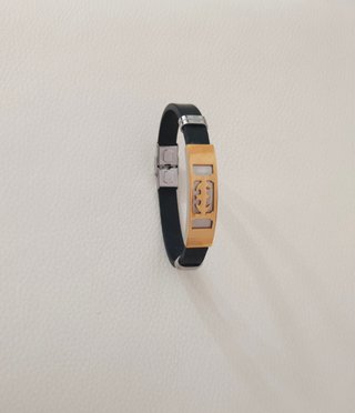 Pulsera caucho negro y acero con diseño
