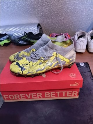 Botas de fútbol Puma Future grises y amarillas