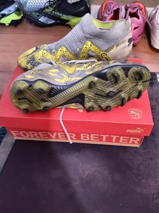 Botas de fútbol Puma Future grises y amarillas