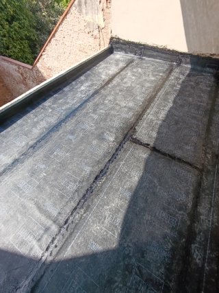 Oficial de tela asfáltica.