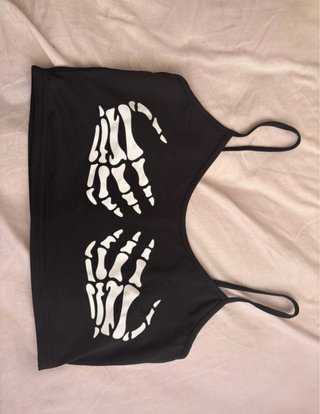 Top negro con estampado de manos esqueleto