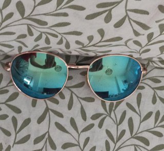 Gafas de sol azules y doradas