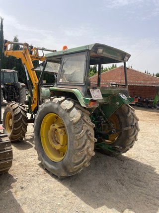 Tractor John Deere 2450 con pala