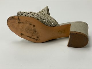 Sandalias Corina T38 Tacón Trenzado Beige Dorado