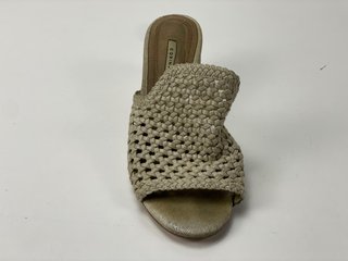 Sandalias Corina T38 Tacón Trenzado Beige Dorado