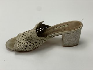 Sandalias Corina T38 Tacón Trenzado Beige Dorado