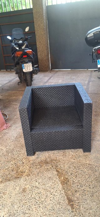 Sillón de ratán marrón para exterior