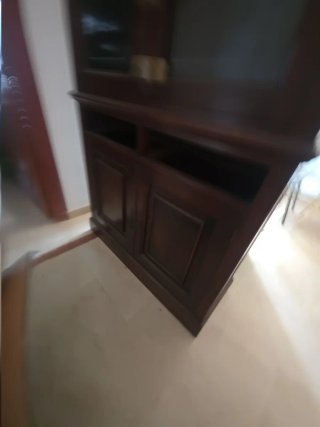 Armario de madera con vitrina