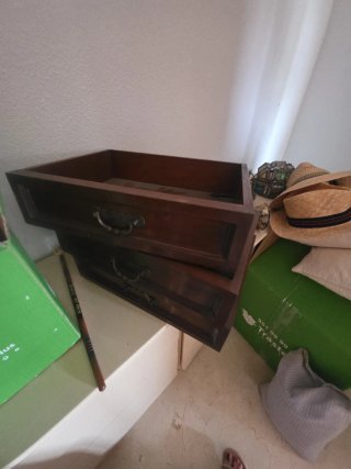 Armario de madera con vitrina